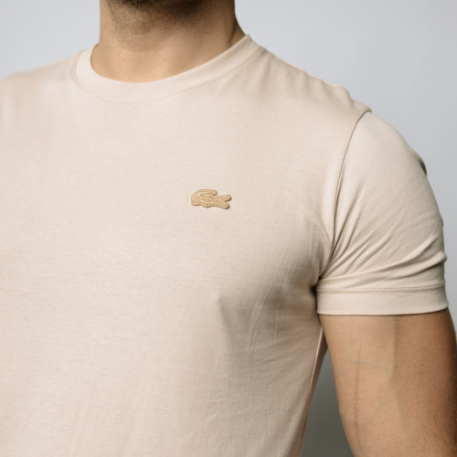 REMERA LACOSTE CUELLO REDONDO PARIS BEIGE CLARO