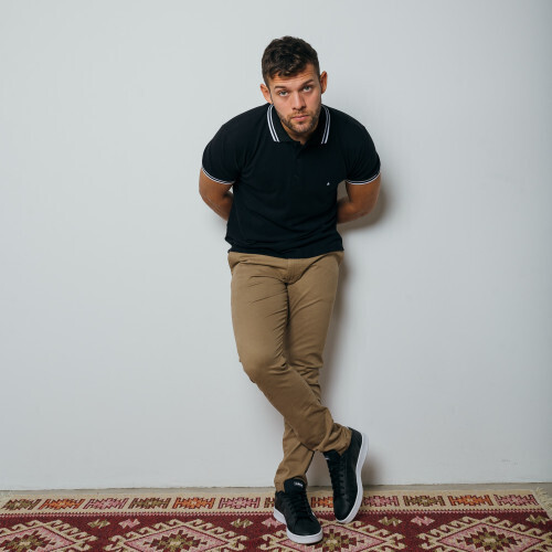 REMERA POLO LIBERATO BASICS NEGRA DETALLE ANCHO BLANCO