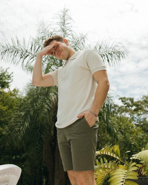 REMERA LIBEARTO BASICS CUELLO POLO BEIGE CON CIERRE